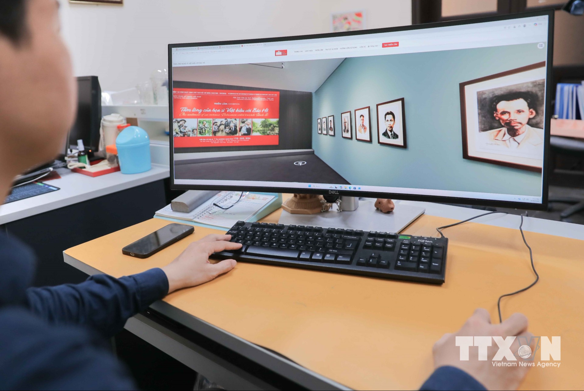 Không gian triển lãm trực tuyến VAES đã đưa 50 tác phẩm thuộc triển lãm chuyên đề về Chủ tịch Hồ Chí Minh lên môi trường số, nhằm đến gần hơn với đông đảo công chúng trong nước và bạn bè quốc tế. (Ảnh: Phan Phương/TTXVN)